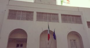 السفارة الإيطالية تعلن إصابة أحد حراسها بجروح خطيرة إثر سقوط قذيفة