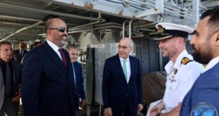 القائد الأعلى للجيش الليبي (الكوني) يتفقد بارجة الانزال الملكية البريطانية بميناء طرابلس